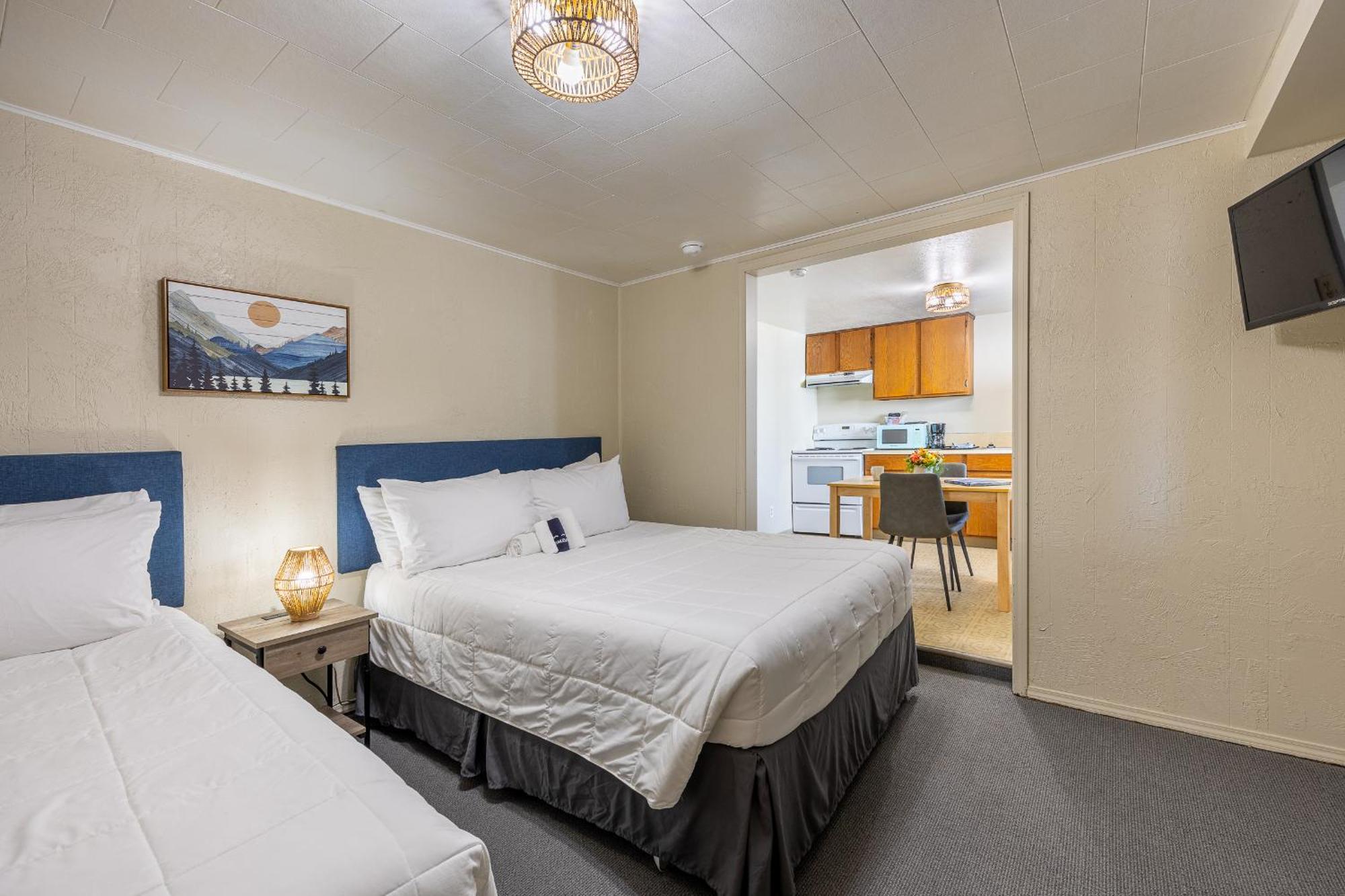 Center Motel *